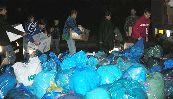 Die Dorfgemeinschaft packt an - Die Spenden für die Ukaine-Hilfe werden verladen