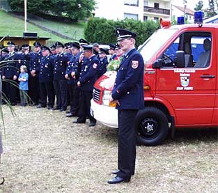 Bei der Weihe des neuen Einsatzfahrzeuges 2001 stand die Wehr im Mittelpunkt. Jetzt wird für 2011 geplant.