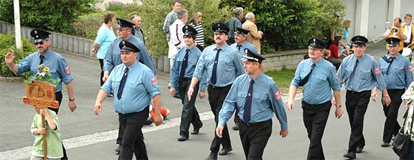 Die Abordnung der Hainbronner Feuerwehr beim Stadtfeuerwehrtag in Neudorf. Im Jahr 2011 soll der Festzug der Pegnitzer Wehren in Hainbronn durch das Dorf ziehen. Dann feiert Hainbronn 130 Jahre Freiwillige Feuerwehr.